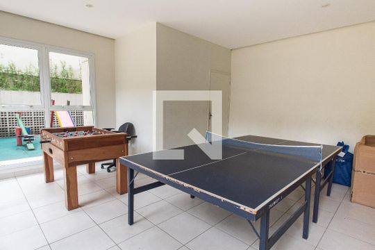 Venda de apartamento mobiliado com 2 quartos e piscina no condomínio. — Sala de jogos