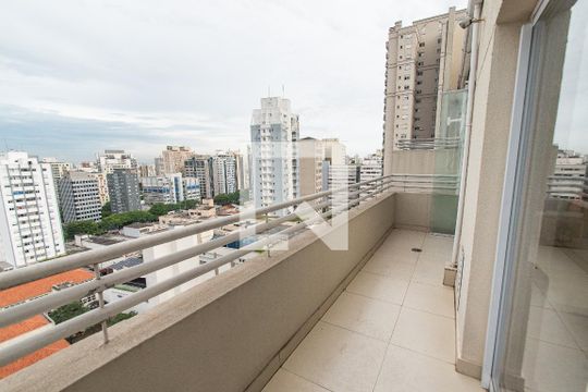 Venda de apartamento mobiliado com 2 quartos e piscina no condomínio. — Varanda da sala