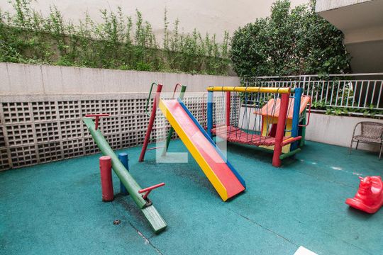 Venda de apartamento mobiliado com 2 quartos e piscina no condomínio. — Playground