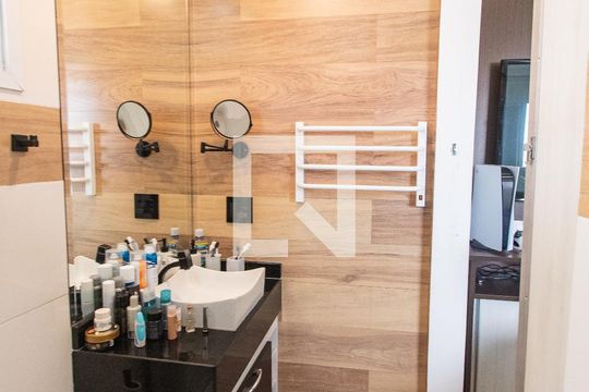 Venda de apartamento mobiliado com 2 quartos e piscina no condomínio. — Banheiro da suíte 1