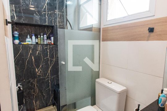 Venda de apartamento mobiliado com 2 quartos e piscina no condomínio. — Banheiro da suíte 1