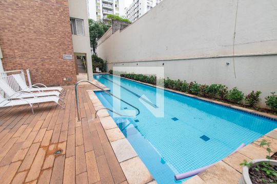 Venda de apartamento mobiliado com 2 quartos e piscina no condomínio. — Piscina