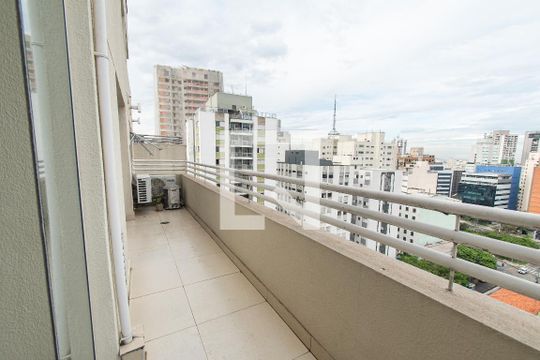 Venda de apartamento mobiliado com 2 quartos e piscina no condomínio. — Varanda da sala