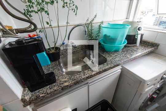 Venda de apartamento mobiliado com 2 quartos e piscina no condomínio. — Área de serviço