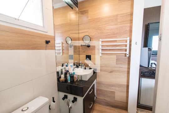 Venda de apartamento mobiliado com 2 quartos e piscina no condomínio. — Banheiro da suíte 1