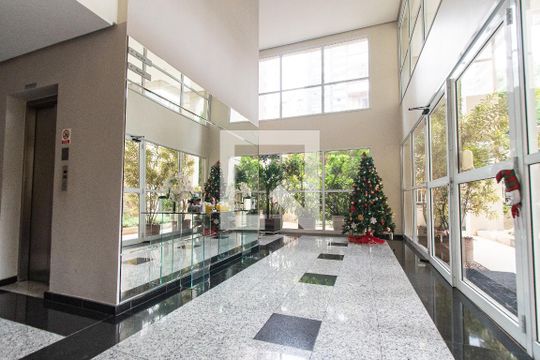 Venda de apartamento mobiliado com 2 quartos e piscina no condomínio. — Hall de entrada