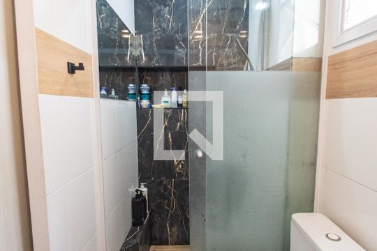 Venda de apartamento mobiliado com 2 quartos e piscina no condomínio. — Banheiro da suíte 1