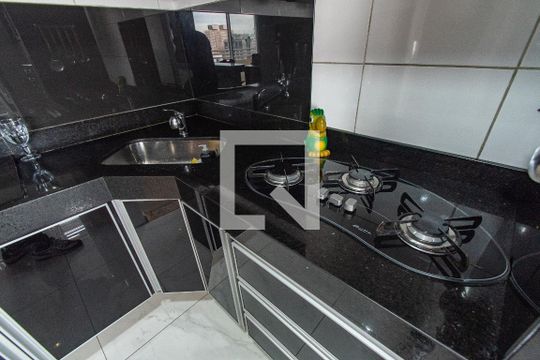 Venda de apartamento mobiliado com 2 quartos e piscina no condomínio. — Cozinha