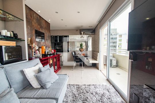 Venda de apartamento mobiliado com 2 quartos e piscina no condomínio. — Sala