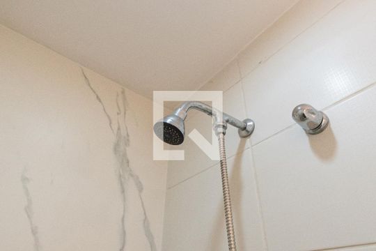 Venda de apartamento mobiliado com 2 quartos e piscina no condomínio. — Banheiro da suíte 2