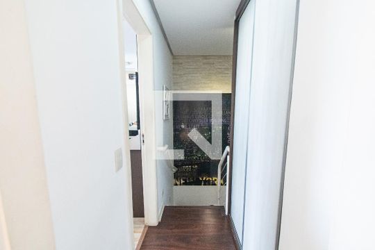 Venda de apartamento mobiliado com 2 quartos e piscina no condomínio. — Corredor