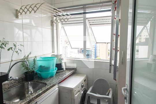 Venda de apartamento mobiliado com 2 quartos e piscina no condomínio. — Área de serviço