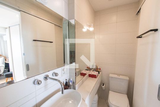 Venda de apartamento mobiliado com 2 quartos e piscina no condomínio. — Banheiro da suíte 2