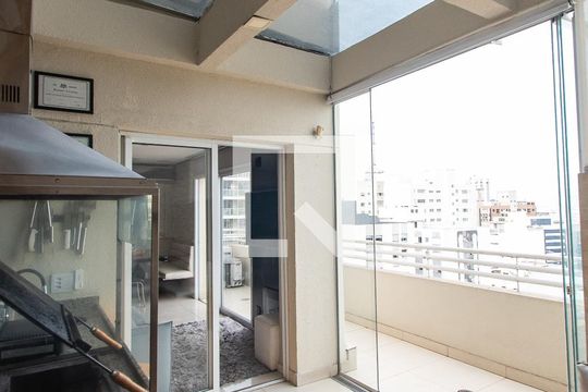 Venda de apartamento mobiliado com 2 quartos e piscina no condomínio. — Churrasqueira