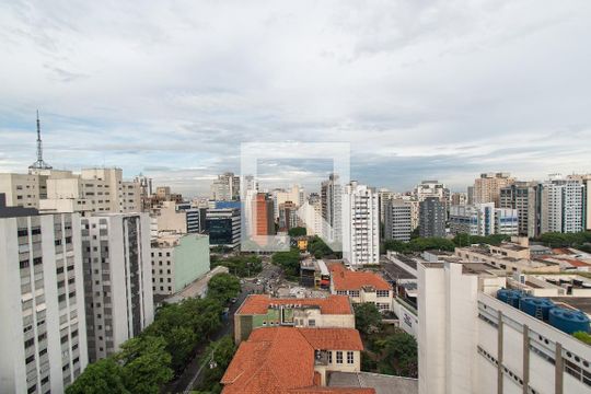 Venda de apartamento mobiliado com 2 quartos e piscina no condomínio. — Varanda da sala