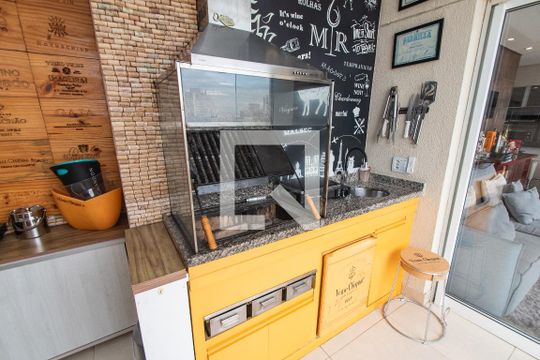 Venda de apartamento mobiliado com 2 quartos e piscina no condomínio. — Churrasqueira