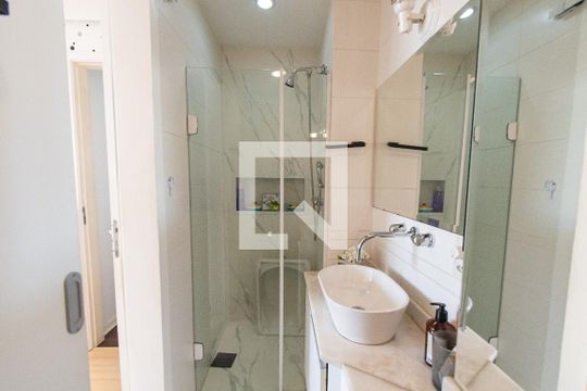 Venda de apartamento mobiliado com 2 quartos e piscina no condomínio. — Banheiro da suíte 2