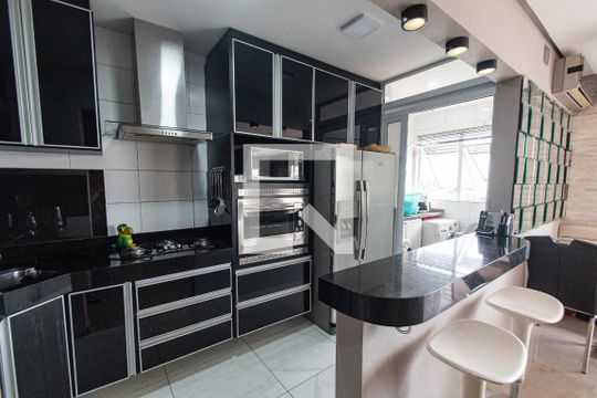 Venda de apartamento mobiliado com 2 quartos e piscina no condomínio. — Cozinha