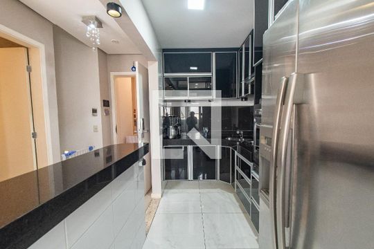 Venda de apartamento mobiliado com 2 quartos e piscina no condomínio. — Cozinha