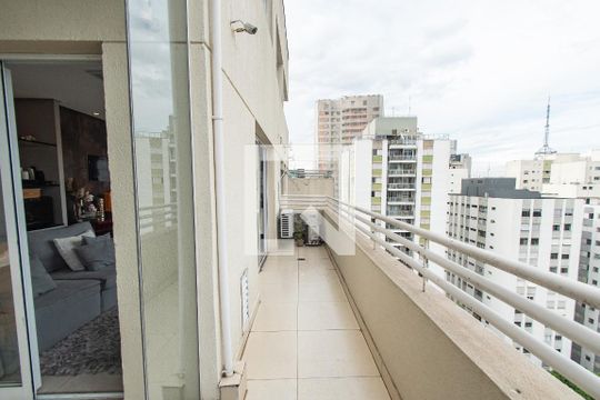 Venda de apartamento mobiliado com 2 quartos e piscina no condomínio. — Varanda da sala