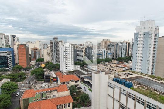 Venda de apartamento mobiliado com 2 quartos e piscina no condomínio. — Vista da suíte 1
