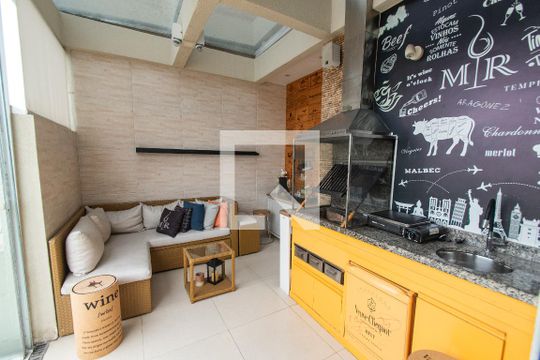 Venda de apartamento mobiliado com 2 quartos e piscina no condomínio. — Churrasqueira