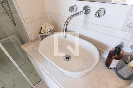 Venda de apartamento mobiliado com 2 quartos e piscina no condomínio. — Banheiro da suíte 2