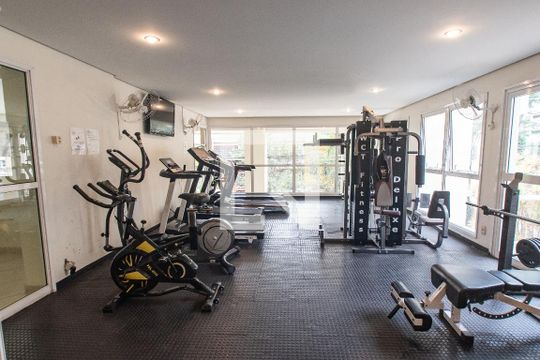 Venda de apartamento mobiliado com 2 quartos e piscina no condomínio. — Academia