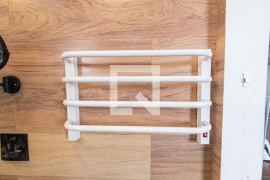 Venda de apartamento mobiliado com 2 quartos e piscina no condomínio. — Banheiro da suíte 1
