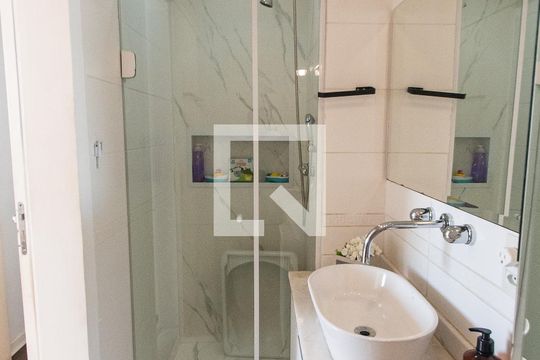 Venda de apartamento mobiliado com 2 quartos e piscina no condomínio. — Banheiro da suíte 2