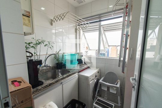 Venda de apartamento mobiliado com 2 quartos e piscina no condomínio. — Área de serviço