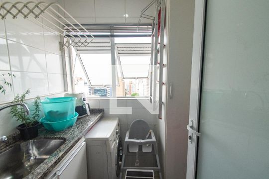 Venda de apartamento mobiliado com 2 quartos e piscina no condomínio. — Área de serviço