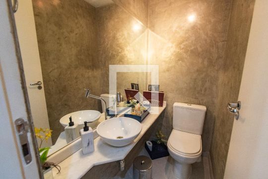 Venda de apartamento mobiliado com 2 quartos e piscina no condomínio. — Lavabo