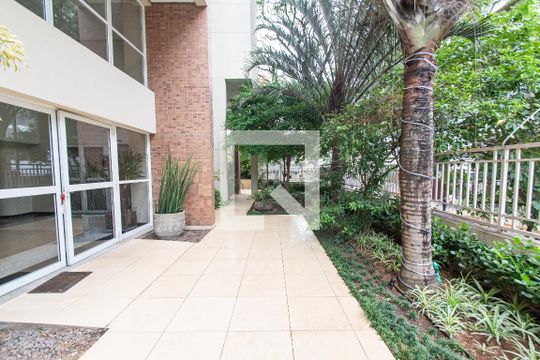 Venda de apartamento mobiliado com 2 quartos e piscina no condomínio. — Área comum