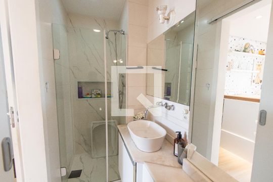 Venda de apartamento mobiliado com 2 quartos e piscina no condomínio. — Banheiro da suíte 2