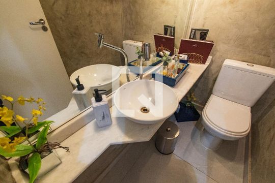 Venda de apartamento mobiliado com 2 quartos e piscina no condomínio. — Lavabo