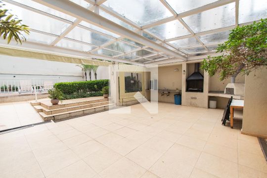 Venda de apartamento mobiliado com 2 quartos e piscina no condomínio. — Churrasqueira