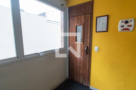 Venda de apartamento mobiliado com 2 quartos e piscina no condomínio. — Sauna