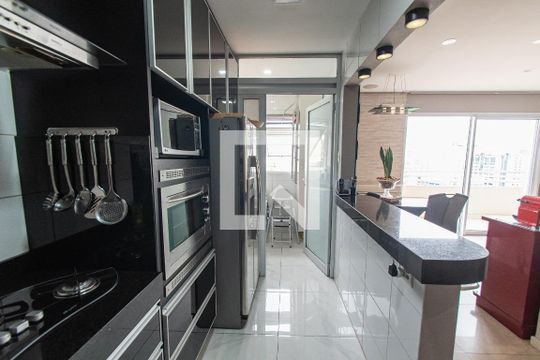 Venda de apartamento mobiliado com 2 quartos e piscina no condomínio. — Cozinha