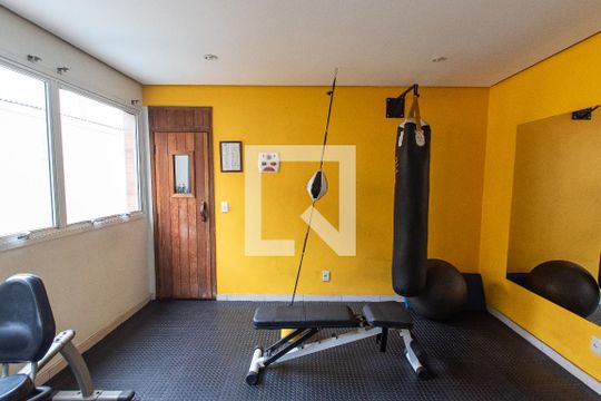Venda de apartamento mobiliado com 2 quartos e piscina no condomínio. — Academia