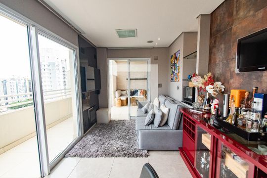 Venda de apartamento mobiliado com 2 quartos e piscina no condomínio. — Sala