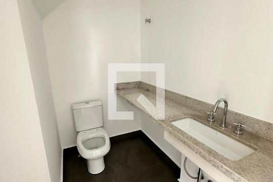 Venda de apartamento com varanda gourmet, piscina no condomínio, 3 quartos, 1 suíte. — Banheiro