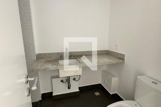 Venda de apartamento com varanda gourmet, piscina no condomínio, 3 quartos, 1 suíte. — Banheiro