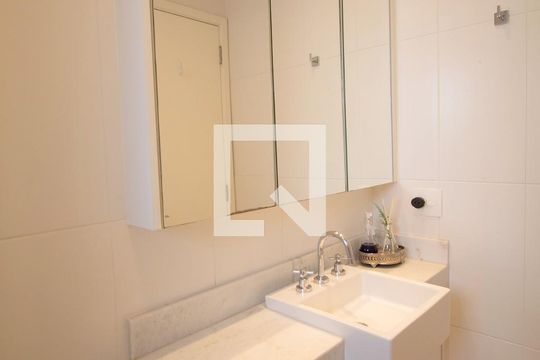 Compra apartamento no Paraíso, 2 quartos, 1 suíte. — Banheiro da Suíte