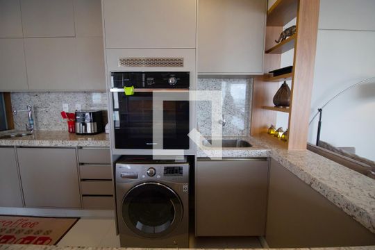 Compra apartamento no Paraíso, 2 quartos, 1 suíte. — Área de Serviço
