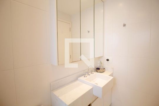 Compra apartamento no Paraíso, 2 quartos, 1 suíte. — Banheiro da Suíte