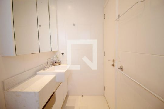 Compra apartamento no Paraíso, 2 quartos, 1 suíte. — Banheiro da Suíte