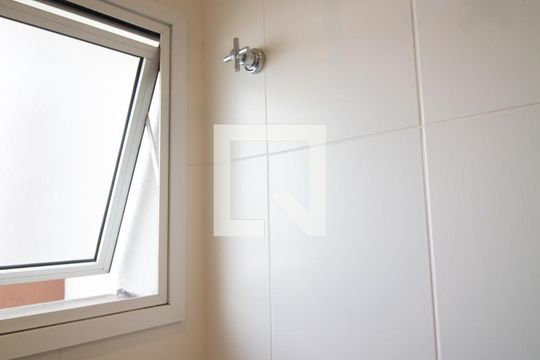 Compra apartamento no Paraíso, 2 quartos, 1 suíte. — Banheiro da Suíte