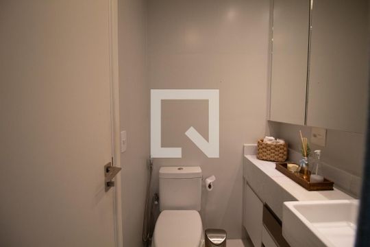 Compra apartamento no Paraíso, 2 quartos, 1 suíte. — Banheiro