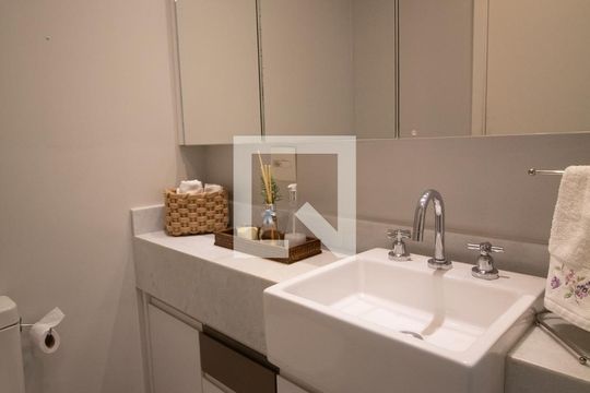 Compra apartamento no Paraíso, 2 quartos, 1 suíte. — Banheiro